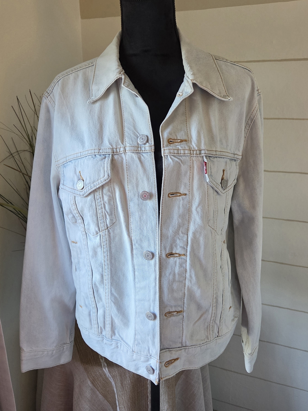 NWT Levis M Classic Light Wash Floral Embroidered Back Denim Trucker Jacket